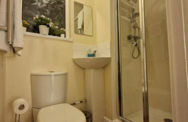 4 bed rooms 5 double beds holidays house near train station - Foto 23