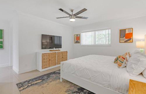 Boca Waterfront • Watch the Boats • Pool & Gym - Photo 17