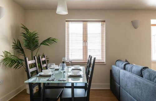 Spacious 2BR Flat - 2 Free Parking Spaces - Near LGW Airport - Foto 14