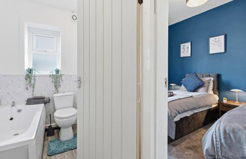 Modern 5 Bed 2 Bath House w Free Parking - Photo 14