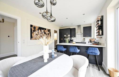 Premium 3 Bed Residence w Garden and Parking - Foto 6