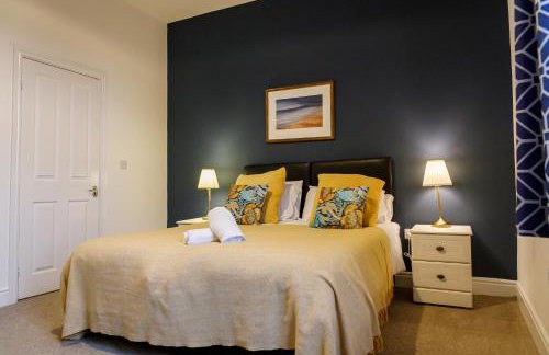 Bright and Well-Kept 3-Bed Property! Free Parking - Foto 9