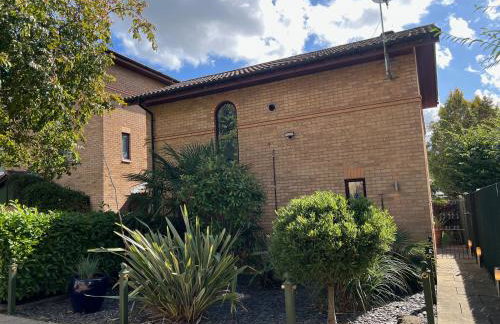 Superb Comfy 2 Bed House, Responsive & Caring Hosts Free WiFi & Parking, Close to MK Centre, Train Station, Santander, Network Rail by Webbhill Stays - Foto 41