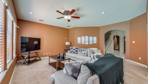 Private Theater and Pool Spacious Mission Home - Foto 4