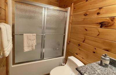 Nature lovers dream! Steps from fishing plus 140 acres of hiking! 4 Bedroom Home by RedAwning - Foto 34