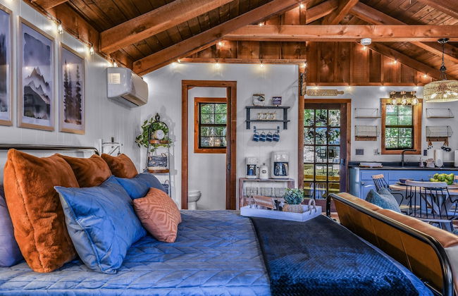 Cliff Haven 1 Bedroom Cabin by RedAwning - Photo 26