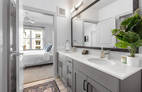 Elevated Contemporary 2BR 2BA with Balcony - Foto 20