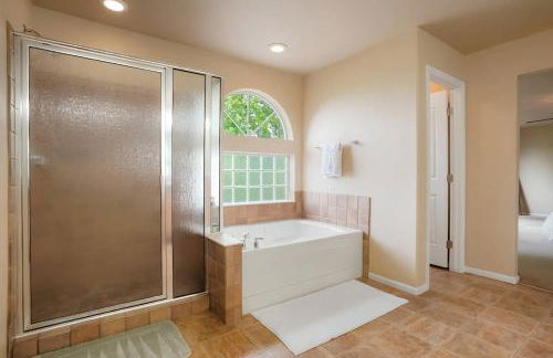 Denver Retreat Home with Stunning Lake, Mountain Views and Luxury Amenities - Foto 31