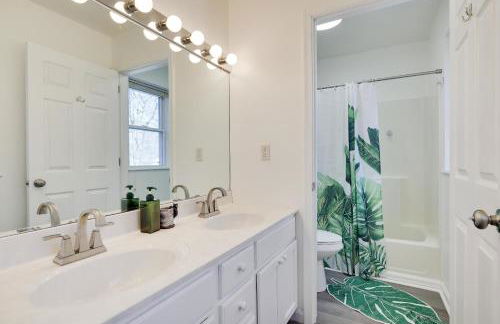 Stunning Poconos Villa- Hot Tub, Pool, Game Room, BBQ & more - Foto 25