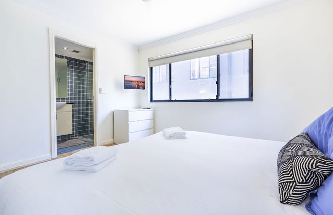 Perfectly Located Apt Rooftop Pool & Spa - Photo 4