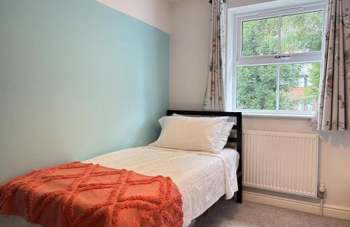 4BR - 3BA - Fast Wi-Fi - Free Parking - Garden - EV Point - Photo 17