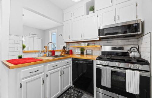 Luxe Suite with Pool Table, King Bed, 3 TVs, & Free Parking - Foto 42