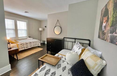 Walk Downtown & River Stylish Cozy Stay w Huge Porch - Foto 31