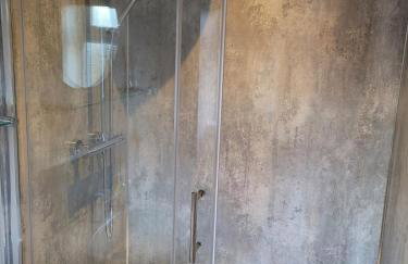 Detached luxury 5 bed house, lanscaped garden, fire pit, parking, can sleep families or workers - Foto 20