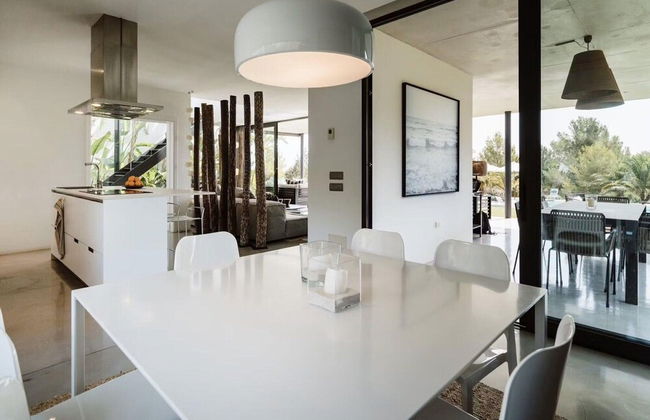 Modern Villa With Minimalistic Decor - Photo 32