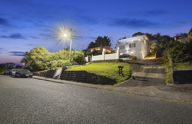 Newly Renovated Studio w Parking-Netflix - Photo 13