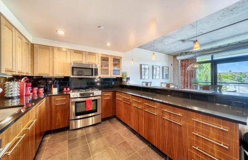 Downtown Condo Above Restaraunts- Free Parking - Foto 11