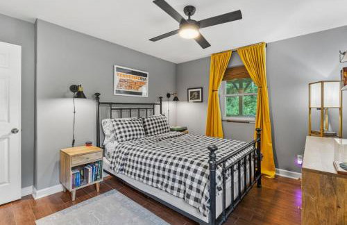 Updated and Spacious Home with Huge Yard Office and Decks - Foto 16