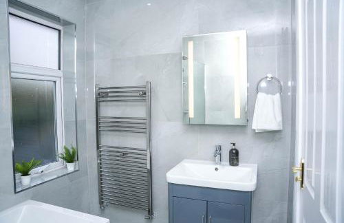 Large 4 Bedroom House Near Heathrow and M4 Free Parking - Foto 39