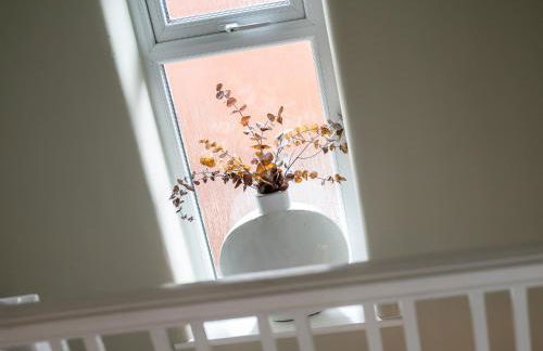 Pass The Keys Picture Perfect Haven in Didsbury Village - Free Parking & EV Station - Photo 45