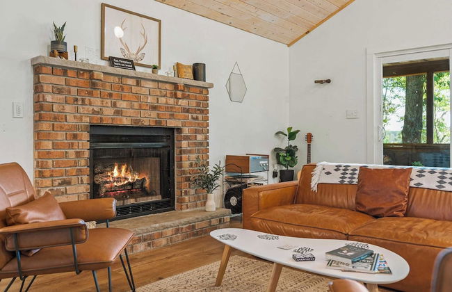 Lake Daze by Avantstay Lakefront w/ Modern Interior, Enclosed Porch & Hot Tub - Foto 5