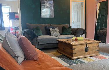 The Hive 2-Bed Apartment with Kitchen and Private Bathroom in Lively Monton Village - Sleeps 4 - Free WiFi - Parking Nearby - Foto 1