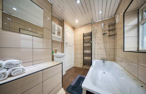 Modern 3BR Manchester Home Sleeps 7 Parking - Foto 23