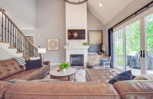 5BR Farmhouse Lake Retreat Pool Hot Tub Theater - Foto 1