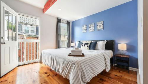 HostWise Stays - The "Row" House - Beautiful Space, Two King Beds - Photo 2