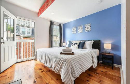 HostWise Stays - The "Row" House - Beautiful Space, Two King Beds - Photo 2