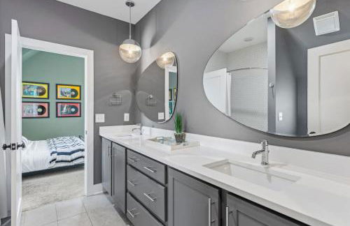 Modern House by Downtown with Garage and Fenced-in Yard - Foto 42