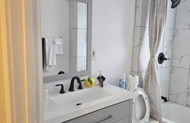 Cozy Roomy family sized apartment on major bus route close to all - Foto 39