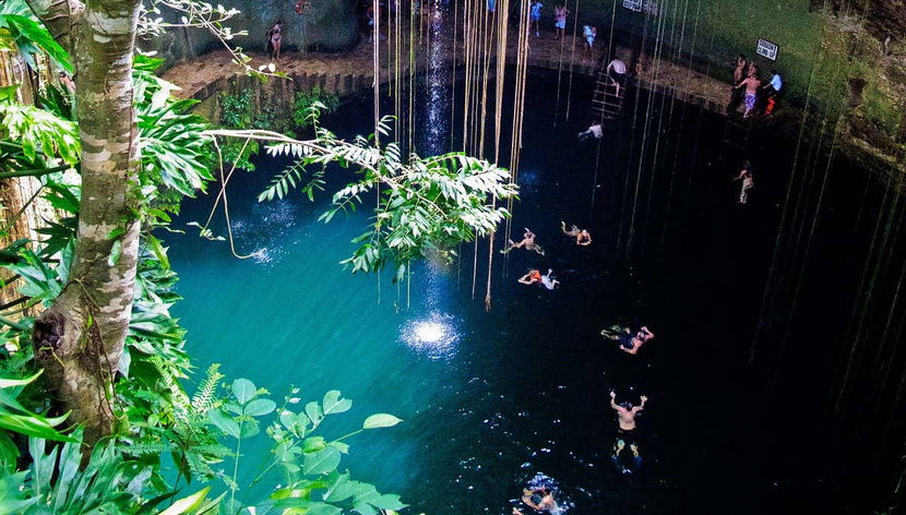 Nadando no cenote Ik-Kil