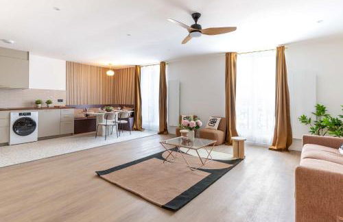 New- 8 pers devant le parc de la villette - Foto 8