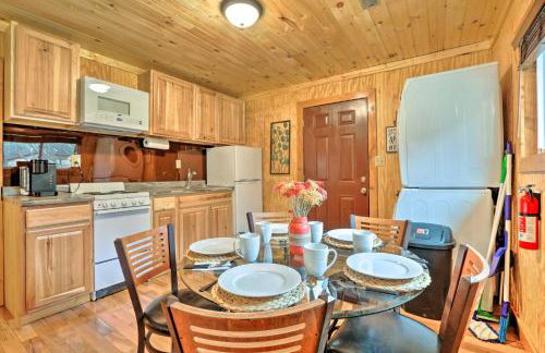 Cozy Creekside Cabin about 24 Mi to Red River! - Foto 2