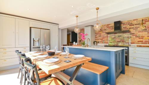 Adgestone Villa - A Luxurious Countryside Escape with Heated Pool, Near Sandown Beach, Dog Friendly in Rural Sandown - Perfect Getaway for Family & Friends - Foto 2