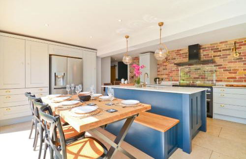 Adgestone Villa - A Luxurious Countryside Escape with Heated Pool, Near Sandown Beach, Dog Friendly in Rural Sandown - Perfect Getaway for Family & Friends - Photo 2