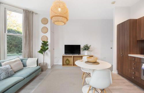 Clapham South Surprise - Photo 15