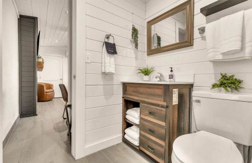 This is IT Cabin with a hot tub fire pit & indoor pool - Foto 16