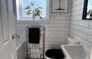 Quaint Georgian house with Parking & Huge Garden 10 mins walk from town - Photo 20