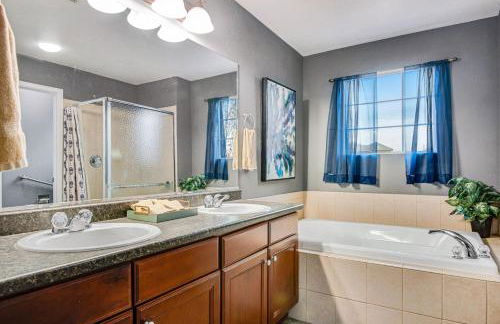 5 bed 4 bath and Pet friendly - Photo 27