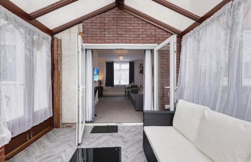 3 Bedroom House with Free Parking - Foto 27