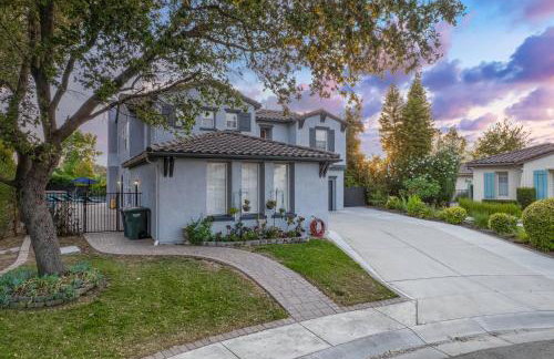 Entire Private Home with 5 Bedrooms 4 Bathrooms 3000 Sq ft Villa, Pool, Hot Tub, Nature, Garage, Winery, Available Now - Foto 34