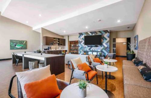 Downtown Birdseye View AC 85" TV Balcony - Photo 14