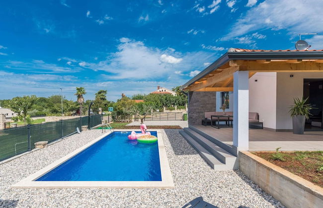 Villa in Novigrad With Private Pool and Beach - Photo 22