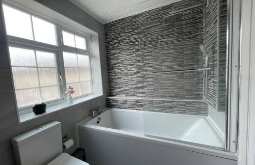 Luxurious Detached Holiday House Free Parking near Airport Town Centre Railway Station - Foto 26