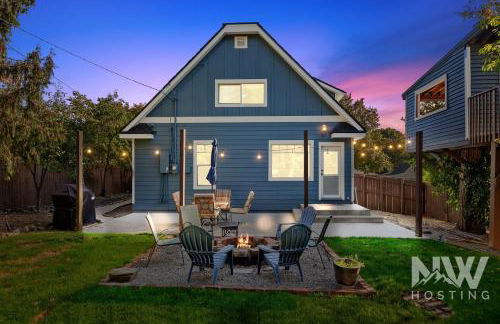 Cozy Farmhouse w Treehouse Fire Pit 1 Mile to Beach Close to Skiing Adventures 1226 - Foto 2