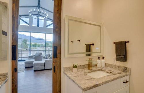 Chic Utah Getaway with Fireplace, Sauna and 2 Decks! - Photo 17