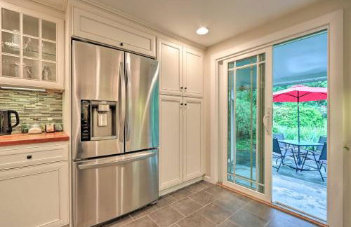 Charming Abode with Patio - Walk to Town and River! - Foto 11