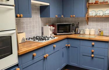 Crescent Cottage, sleeps 8, pet friendly - Photo 40